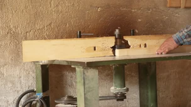 Gouging the wooden square beam on machine — Stock Video