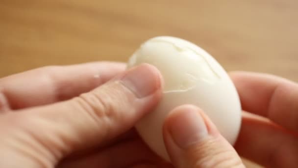 クローズ アップで卵殻を削除します。 — ストック動画