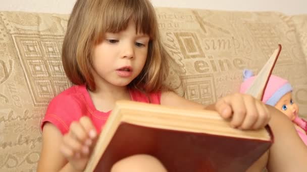 Маленька дівчинка читає велику книгу — стокове відео