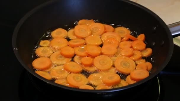 Faire rôtir les carottes dans une poêle — Video