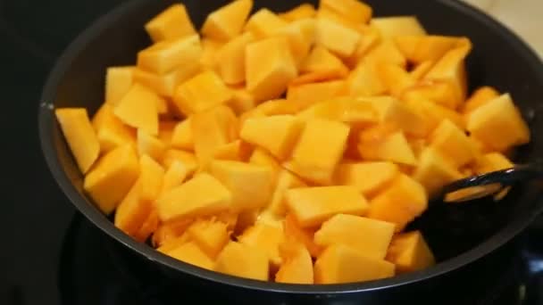 Arrostire le carote e la zucca in una padella — Video Stock