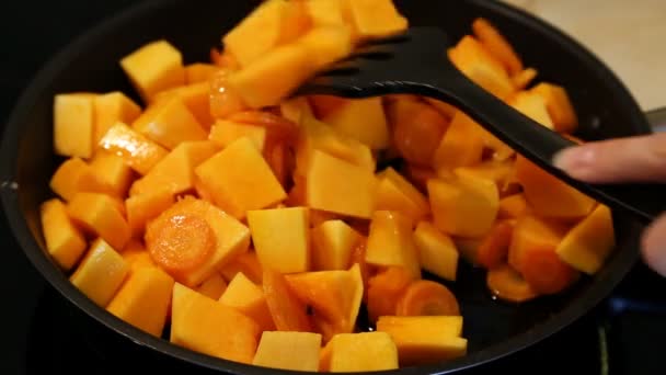 Asar las zanahorias y la calabaza en una sartén — Vídeos de Stock