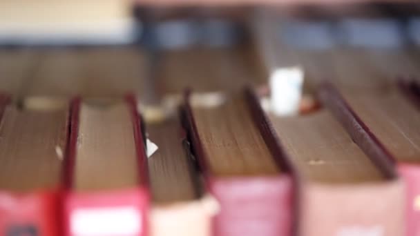 Boeken op de boekenplank in close-up — Stockvideo
