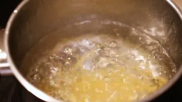 Hand pasta zinken in kokend water — Stockvideo