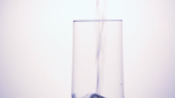 verser de l'eau dans un verre