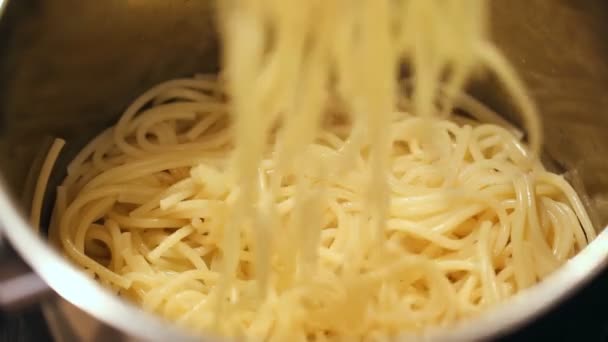 Hijs pasta uit de pan — Stockvideo