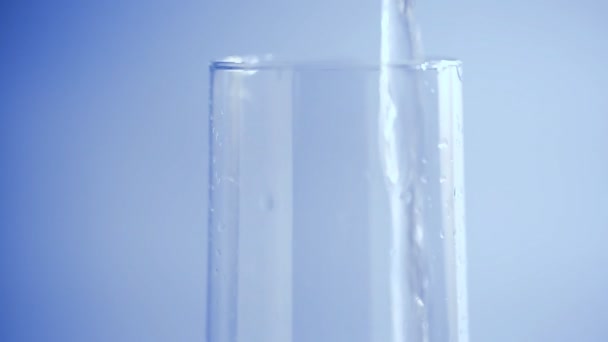 Versando acqua nel vetro — Video Stock