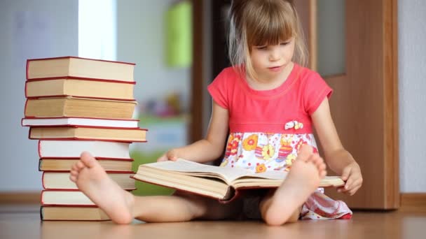 Klein meisje het lezen van een groot boek — Stockvideo