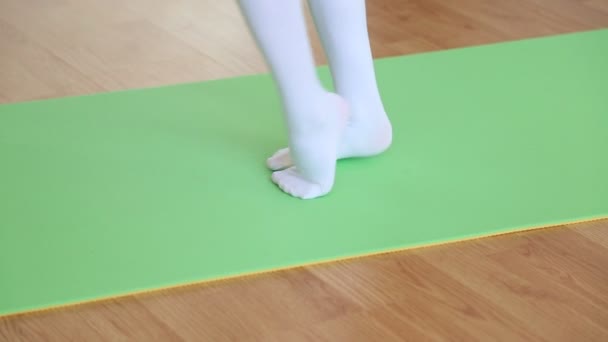 Pés de menina no tapete de chão — Vídeo de Stock