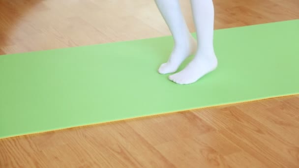 바닥 매트에 어린 소녀의 발 — 비디오