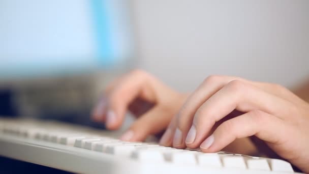 Dedos escribiendo en el teclado — Vídeo de stock