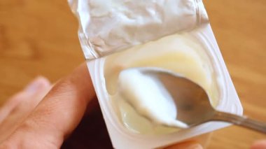 Plastik bir kap yoğurt yeme