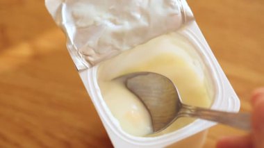 Plastik bir kap yoğurt yeme