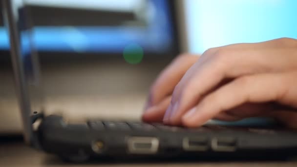 Пальці Введення на клавіатурі — стокове відео