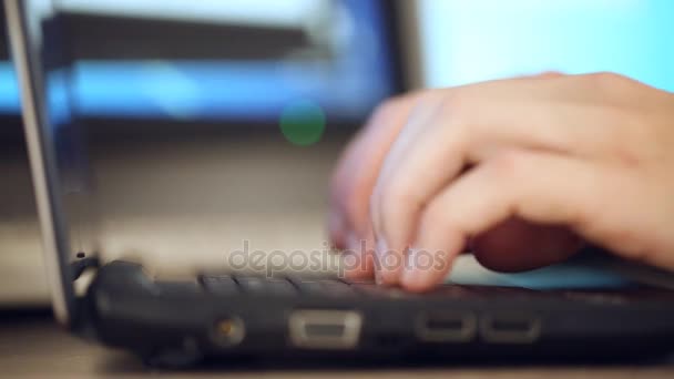 Dedos digitando no teclado — Vídeo de Stock