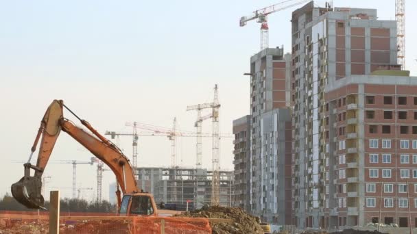 Excavadora trabajando en obra — Vídeos de Stock