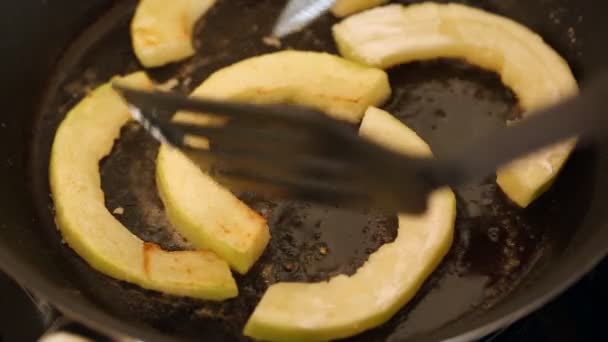 Шматочки кабачків на гарячій сковороді — стокове відео