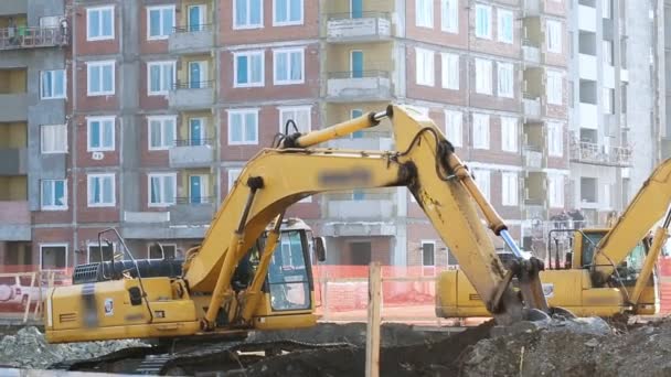 Escavadeiras trabalhando no canteiro de obras — Vídeo de Stock