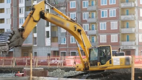 Escavadeiras trabalhando no canteiro de obras — Vídeo de Stock