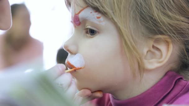 Pintura facial infantil como un gato — Vídeo de stock