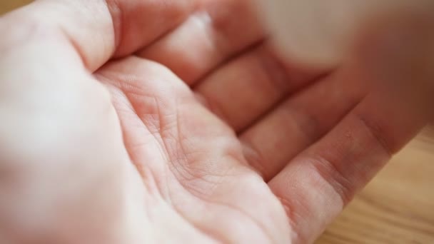 Verser des pilules sur la paume 