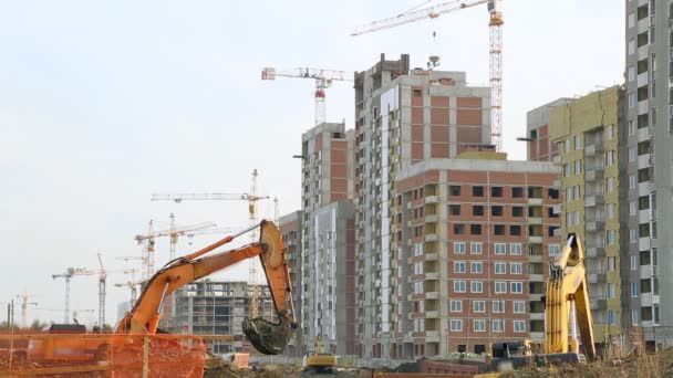 Escavadeiras trabalhando no canteiro de obras — Vídeo de Stock