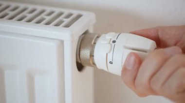 Bir adam radyatör uyum sağlıyor.