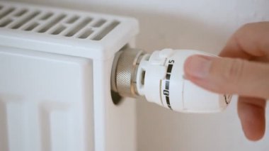 Bir adam radyatör uyum sağlıyor.