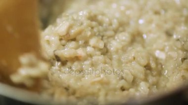 Risotto pişirme sırasında tavada karıştırarak
