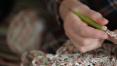 Dantelli elbise closeup örerken kadın