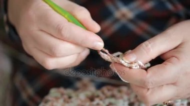 Dantelli elbise closeup örerken kadın