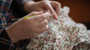 Dantelli elbise closeup örerken kadın