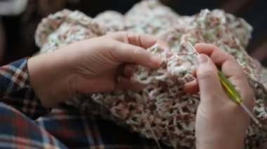 Dantelli elbise closeup örerken kadın