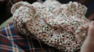 Dantelli elbise closeup örerken kadın