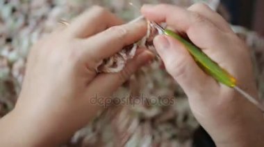 Dantelli elbise closeup örerken kadın