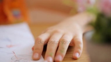 Küçük eller marker ile resim çizmek