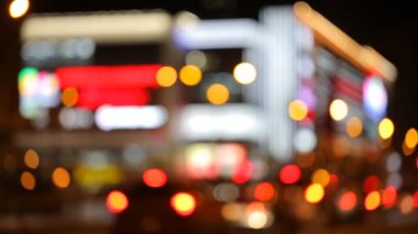 Gece şehir görüntüsü bulanık