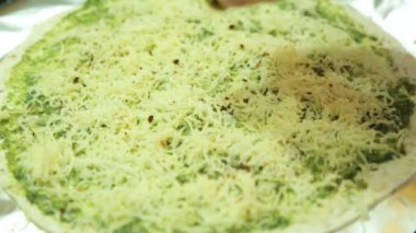Pesto soslu pizza yapma