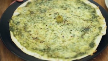 Kesme pizza dilimleri özel bıçak ile içine