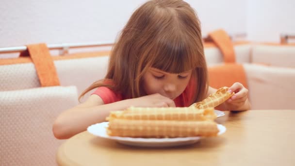 小さな女の子は 自家製ワッフルを食べる — ストック動画