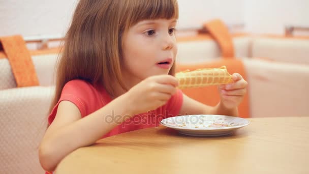 Menina Está Comendo Waffle Caseiro — Vídeo de Stock