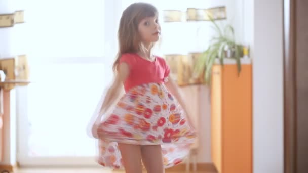 Kleines Mädchen Dreht Sich Haus Herum — Stockvideo