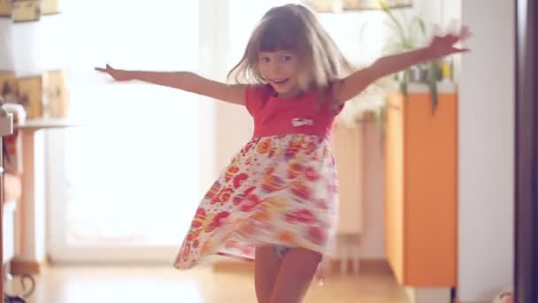 Маленькая Девочка Крутится Доме — стоковое видео