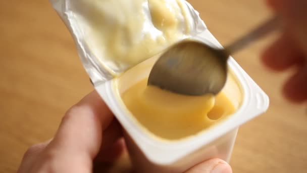 Yoghurt Eten Uit Een Plastic Beker — Stockvideo