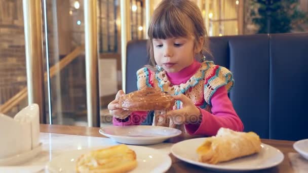 Menina Está Comendo Doce Rolo — Vídeo de Stock