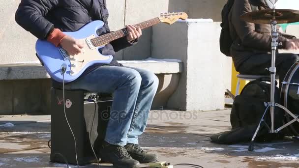 Twee Straatmuzikanten Uitvoeren — Stockvideo