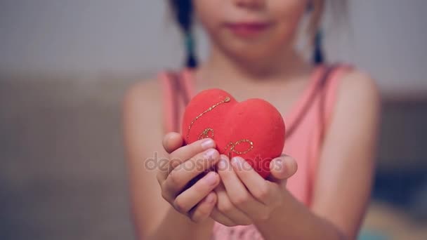 Menina Está Segurando Coração — Vídeo de Stock