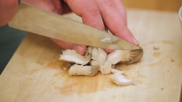 Mãos Masculinas Cortando Cogumelos Para Cozinhar — Vídeo de Stock