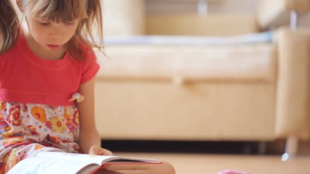 Küçük Kız Katta Oturan Kitap Okur — Stok video