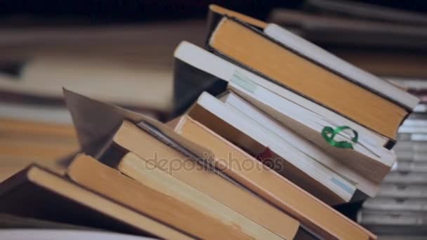 书架上的一堆书和碟 — 图库视频影像